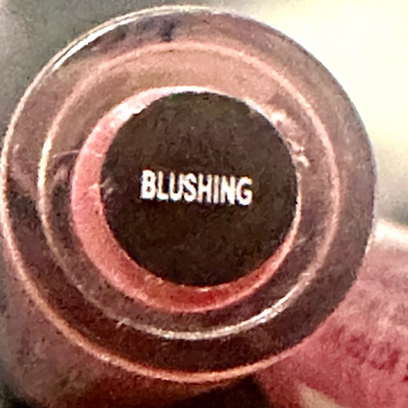 LAURA GELLER NUDE KISSES LIP HUGGING
LIP GLOSS in BLUSHING - Picture 5 of 8